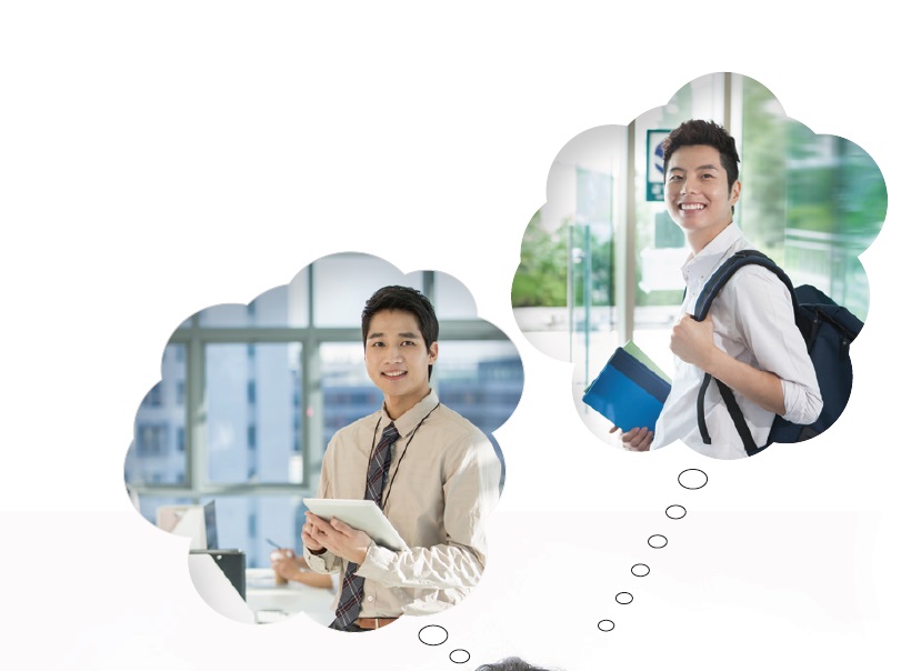 (왼쪽 말풍선)서류를 들고 회사업무를 하고 있는 남성, (오른쪽 말풍선)노트와 가방을 멘 남성(학생) 모습