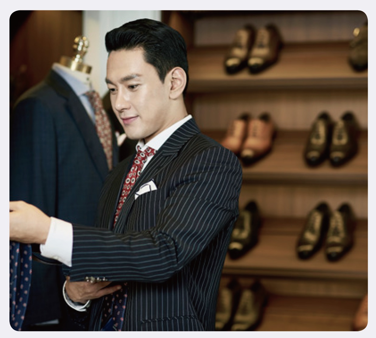 잘 정돈된 머리스타일과 깔끔한 정장 차림의 남성 모습