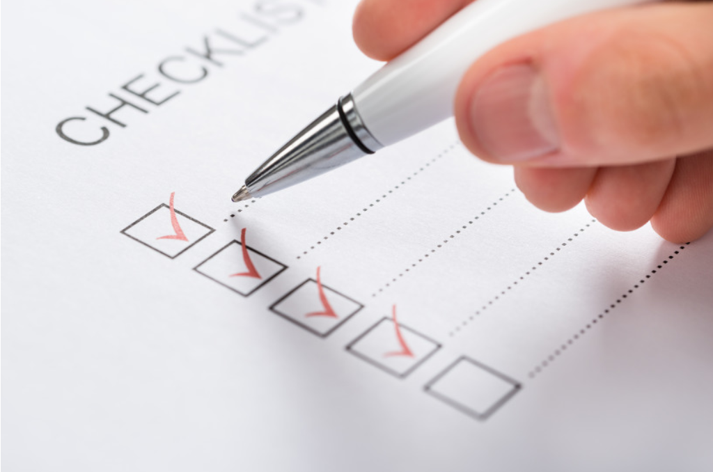 볼펜으로 체크리스트에 체크하는 이미지