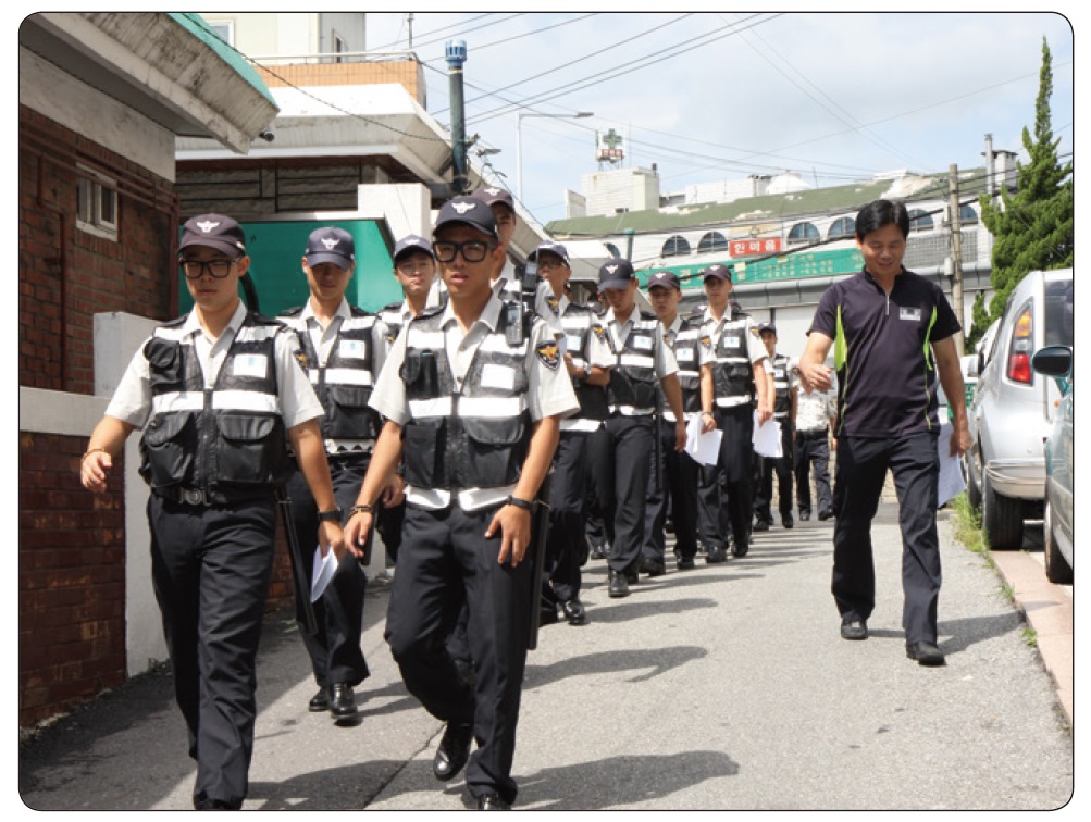 다수의 경찰관들이 도보로 이동하고 있는 모습